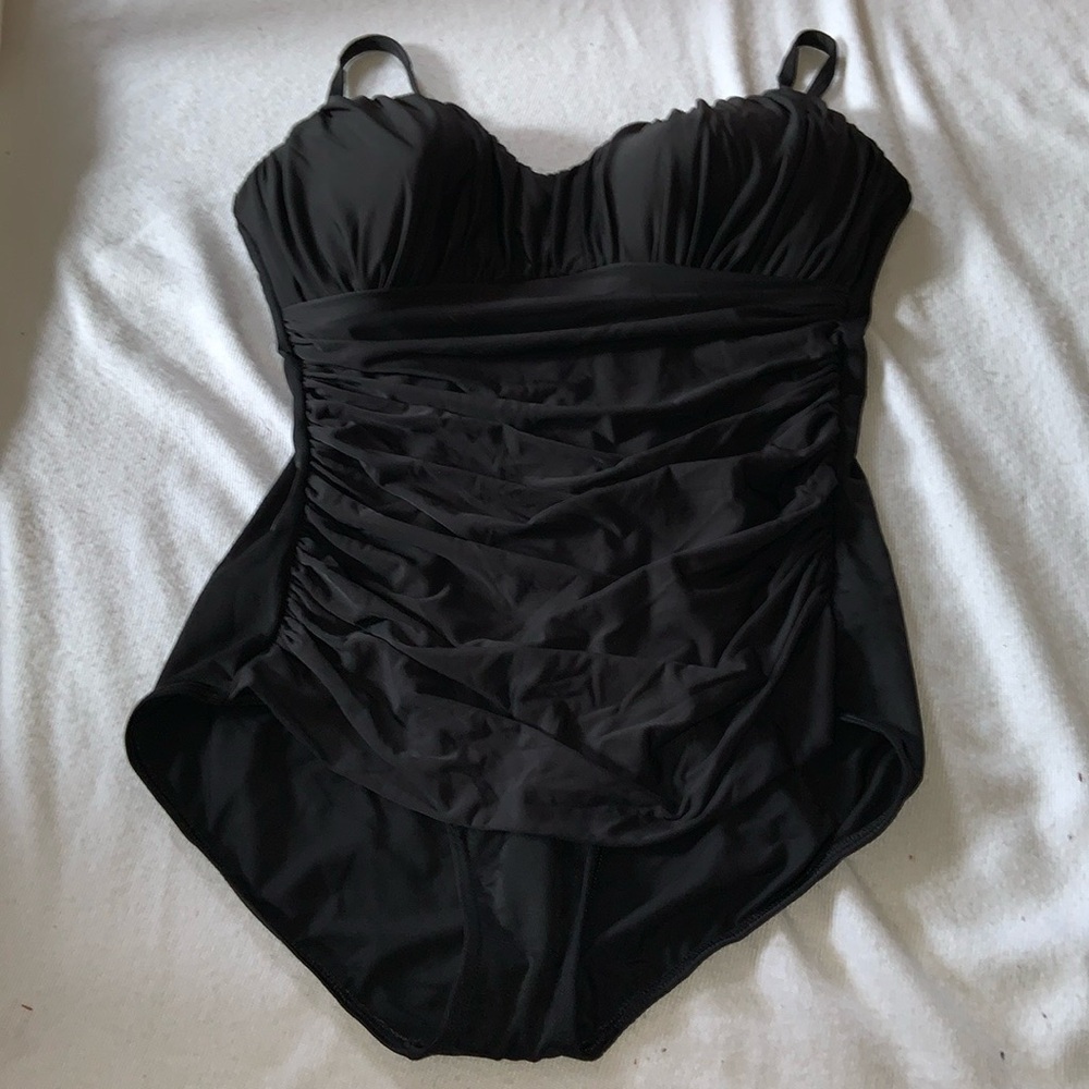 Miracle Suit Black Size 22 One Piece Ruched Front Adjustable Strap Swimsuit nice - Picture 2 of 12
